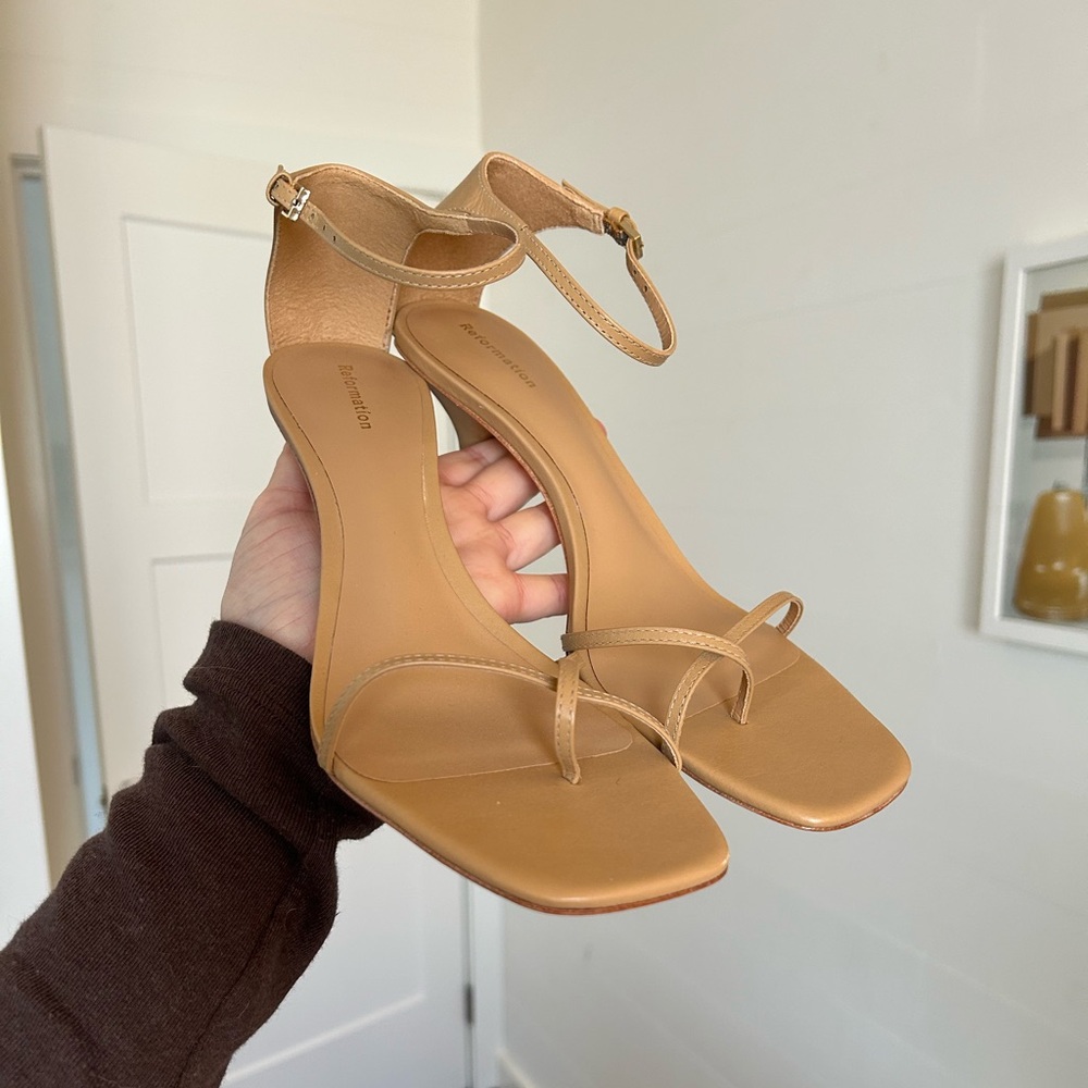 NWB Reformation Gigi Strappy Mid Heel Sandal in Neutral Buff